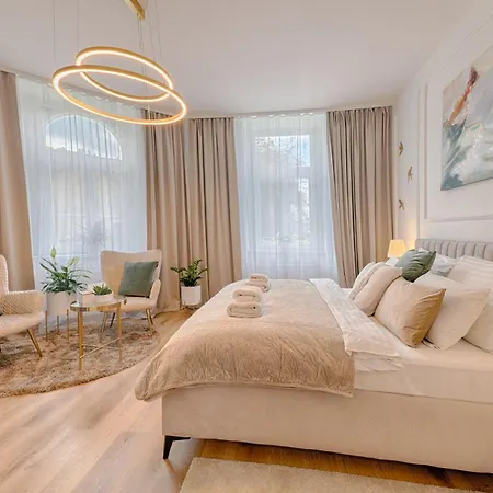 아파트 Luxury New Near The Colonnade With Parking & 4 Min To The Center - Near The Forest 마리안스케 라즈네