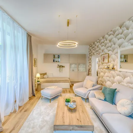 Luxury New Near The Colonnade With Parking & 4 Min To The Center - Near The Forest 아파트