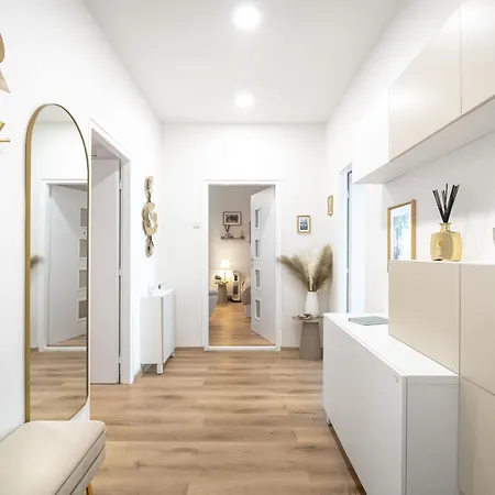 Luxury New Near The Colonnade With Parking & 4 Min To The Center - Near The Forest 마리안스케 라즈네