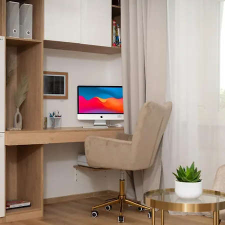 Luxury New Near The Colonnade With Parking & 4 Min To The Center - Near The Forest * 마리안스케 라즈네