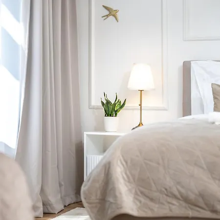 Luxury New Near The Colonnade With Parking & 4 Min To The Center - Near The Forest 아파트