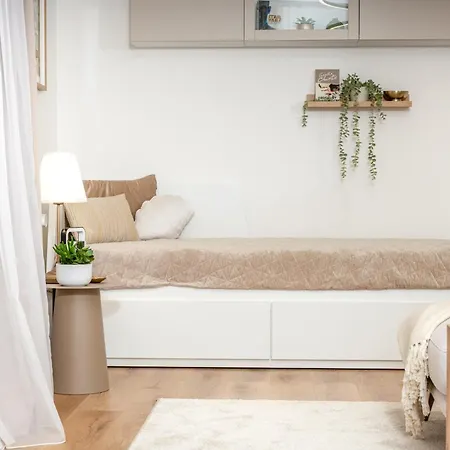 Spacious 2Br Apartment - 90M2 - Parking - 4Min Colonnade Апартаменты Марианске-Лазне