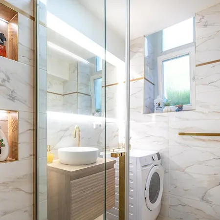 Spacious 2Br Apartment - 90M2 - Parking - 4Min Colonnade Марианске-Лазне