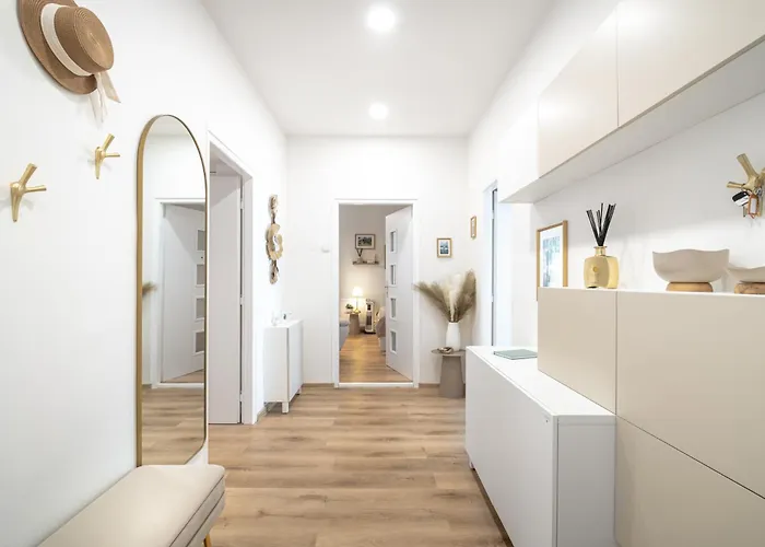 Spacious 2Br Apartment - 90M2 - Parking - 4Min Colonnade Марианске-Лазне