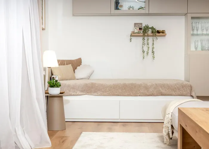 Spacious 2Br Apartment - 90M2 - Parking - 4Min Colonnade Апартаменты Марианске-Лазне